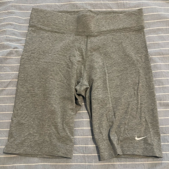 Nike Women's Sportswear Classic High-Waisted Biker Shorts - Picture 1 of 4